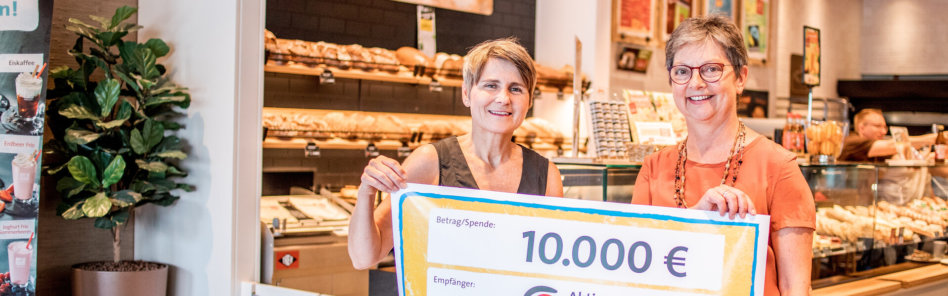 Frau Steinecke und Frau Roßbach bei der symbolischen Scheckübergabe der Spenden.