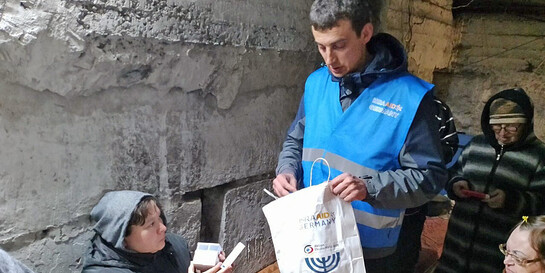 Ein Helfer aus unserem Bündnis verteilt Hilfsgüter in der Ukraine