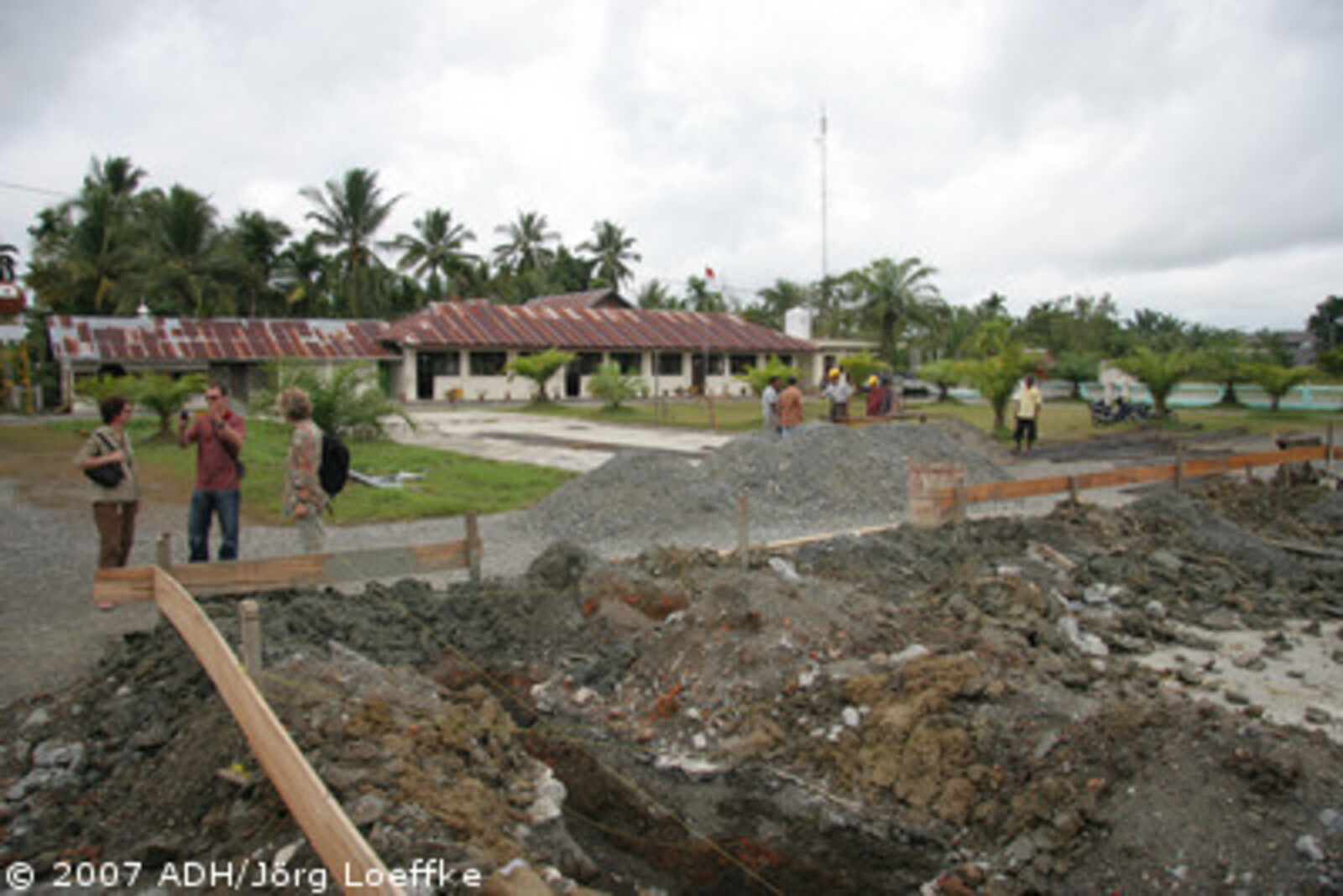 Tsunami-Hilfe Indonesien: die Schule mit der Baustelle für das neue Schullaboratorium