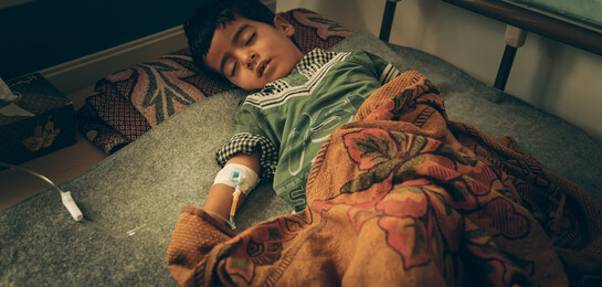 Nabeel im Krankenhausbett, nachdem er sich an Cholera erkrankt hatte.