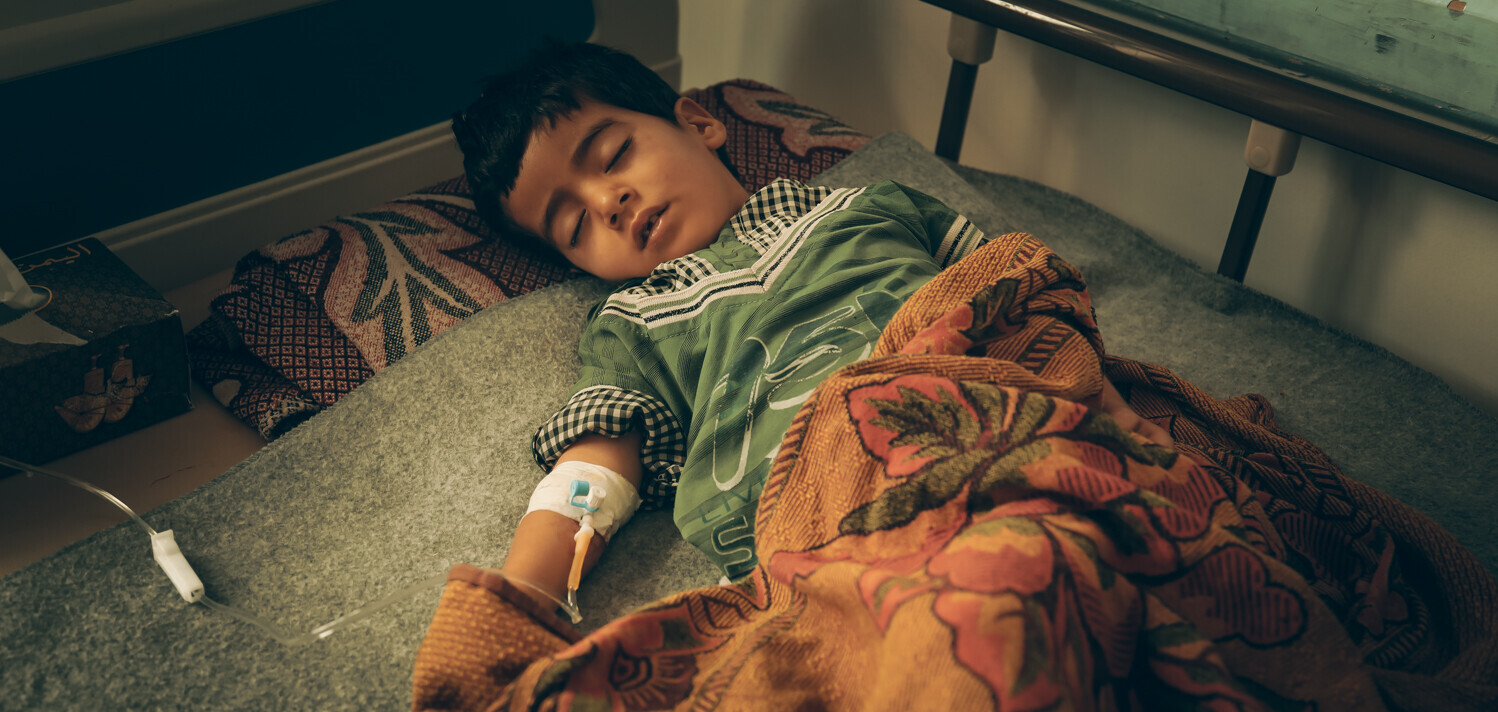 Nabeel im Krankenhausbett, nachdem er sich an Cholera erkrankt hatte. Nabeel im Krankenhausbett, nachdem er sich an Cholera erkrankt hatte.