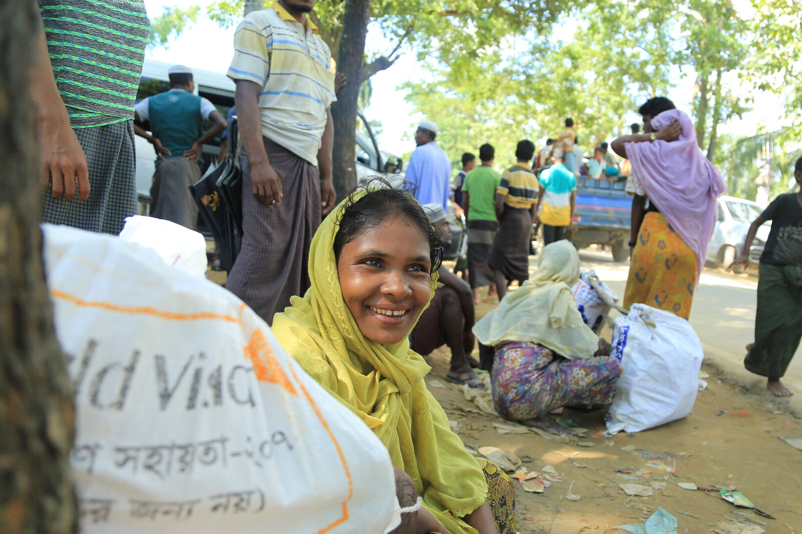 Eine Frau lächelt. Sie und viele weitere Rohingya haben Hilfsgüter erhalten