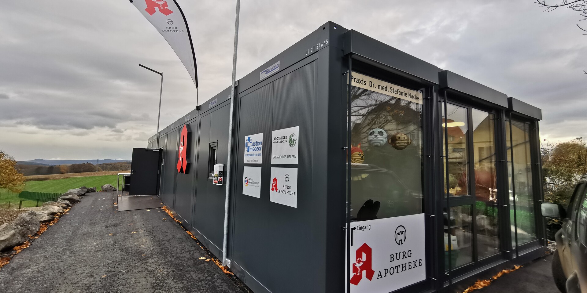 Arztpraxis und Apotheke haben in diesen Containern in Kalenborn neue Räume gefunden