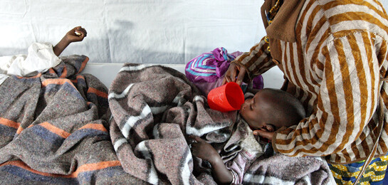 Junge im Kongo wird während der Hungersnot gefüttert.