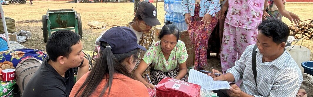 Eine Gruppe von Menschen bei der Verteilung von Hilfsgütern und Notfallsets in Myanmar