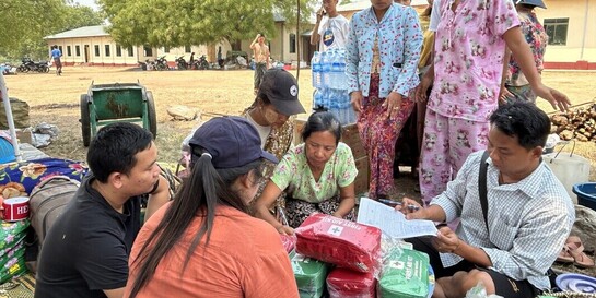 Eine Gruppe von Menschen bei der Verteilung von Hilfsgütern und Notfallsets in Myanmar