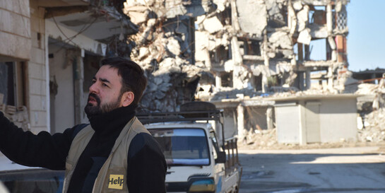 Ein Mitarbeiter von Help ist nach den Explosionen in Beirut vor Ort (Archivbild)