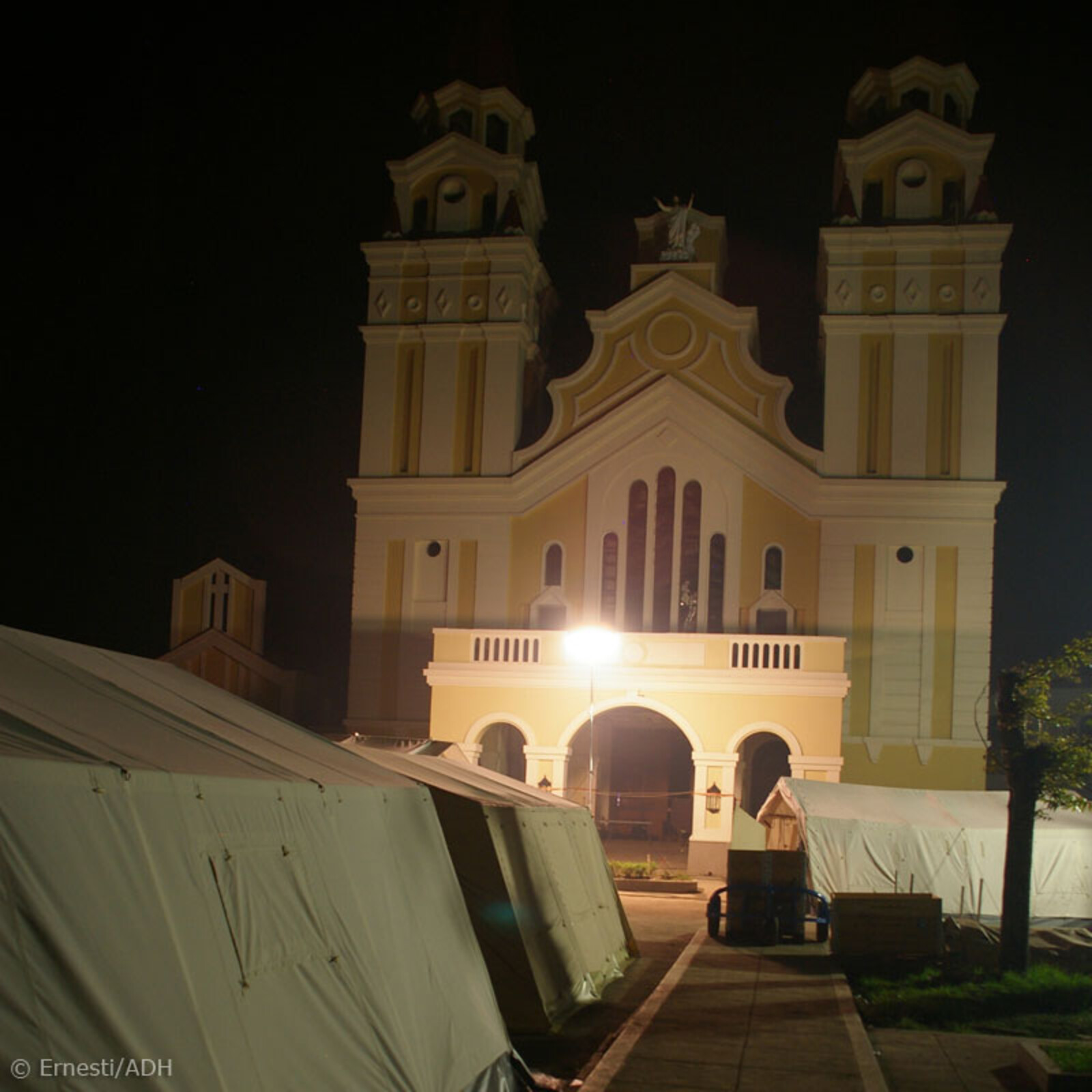 Auf dem Platz vor der Kathedrale hat das Notfalleinsatzteam des Arbeiter-Samariter-Bunds seine Zelte aufgeschlagen