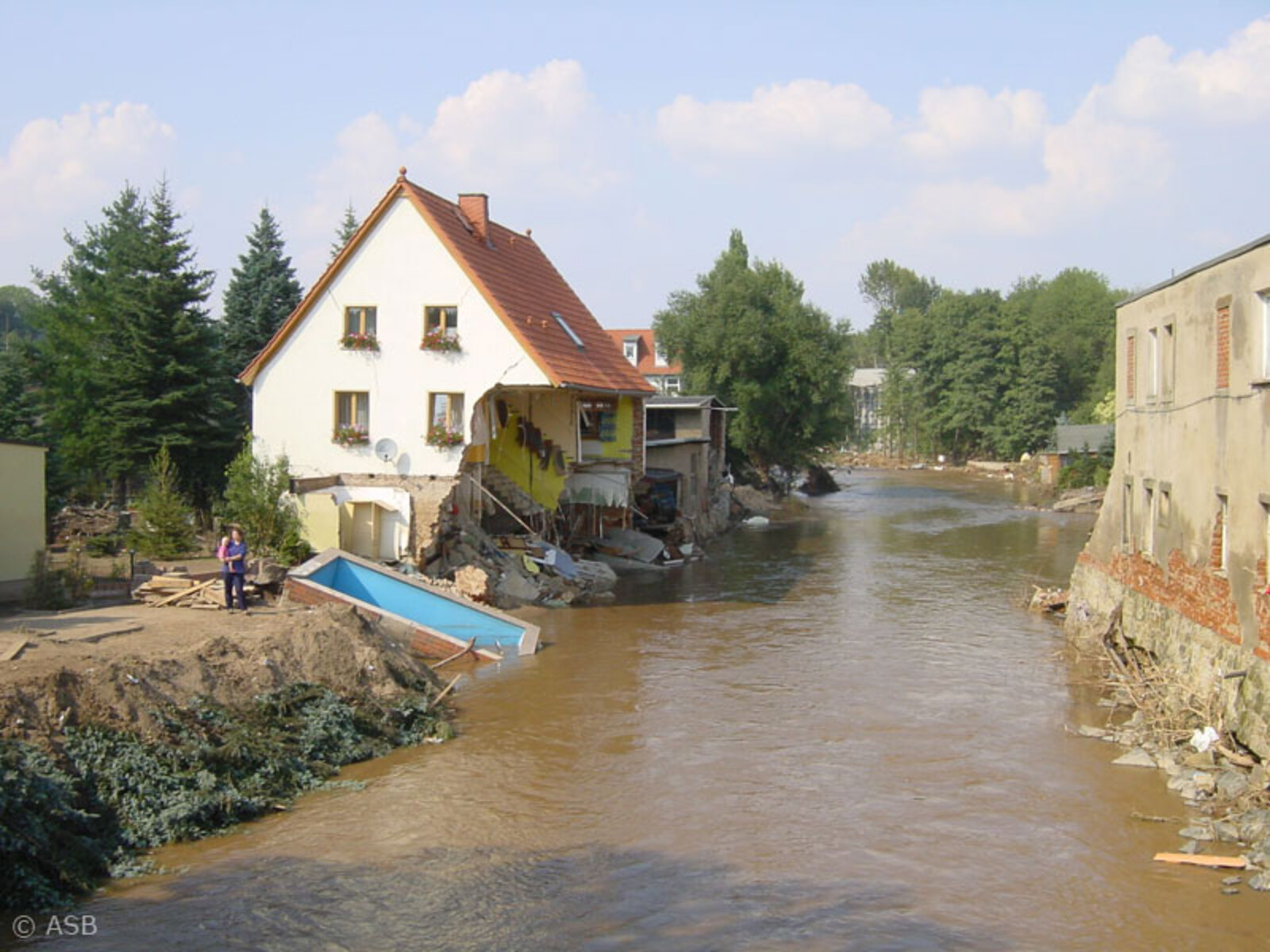 Die gewaltigen Wassermassen rissen ganze Häuser mit sich fort.