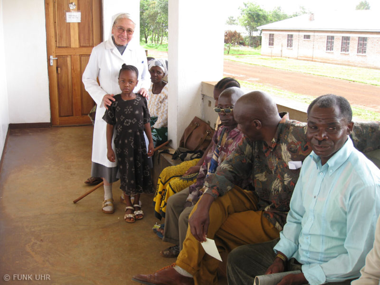 Schwester Gabriele und ihre tansanischen Patienten