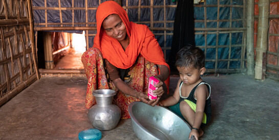 Frau und Kind beim Händewaschen, Corona-Prävention in einem Flüchtlingscamp in Bangladesch