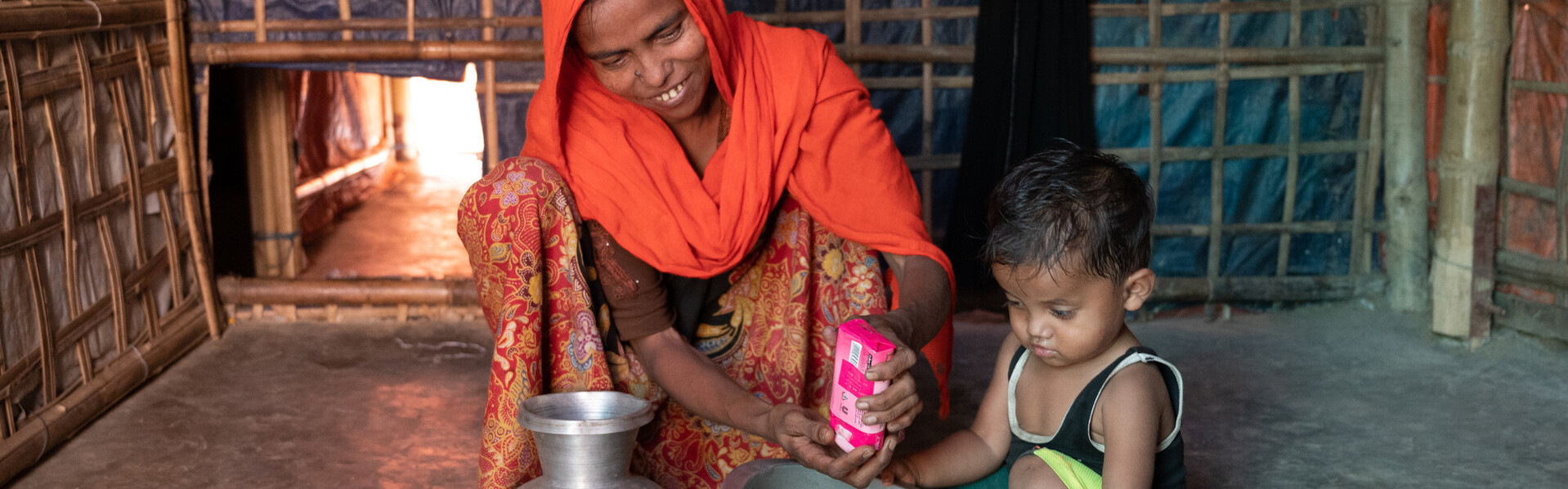 Frau und Kind beim Händewaschen, Corona-Prävention in einem Flüchtlingscamp in Bangladesch