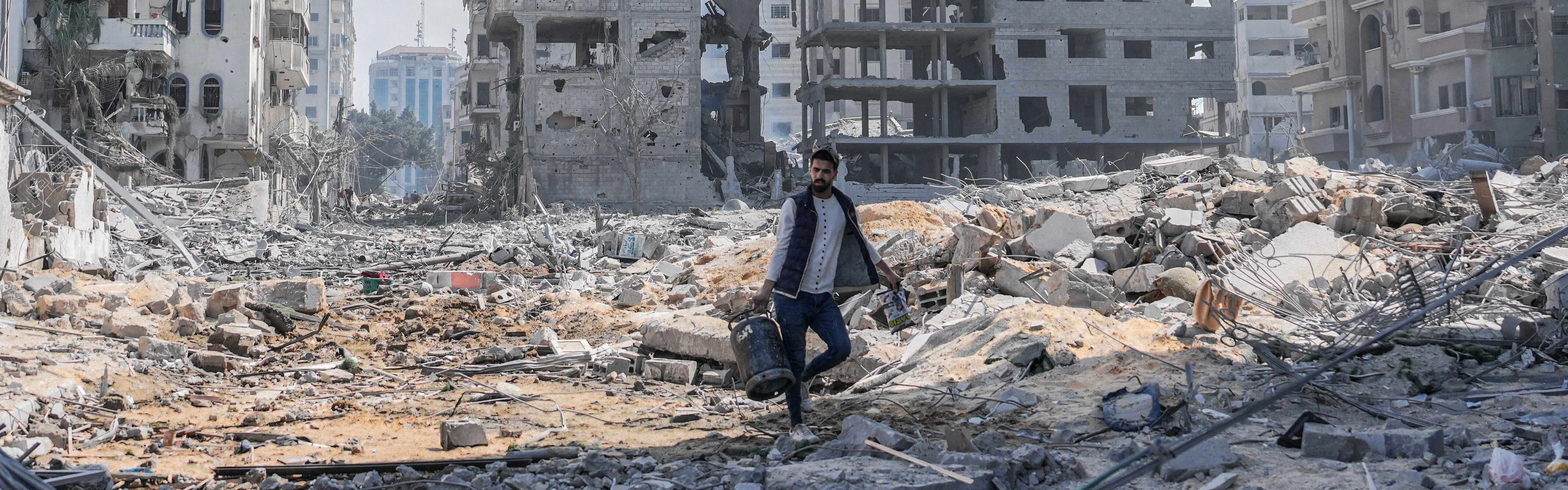 Zerstörung im Gazastreifen: Mann vor Trümmern