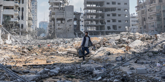 Mann vor Zerstörung in Gaza, Oktober 2023
