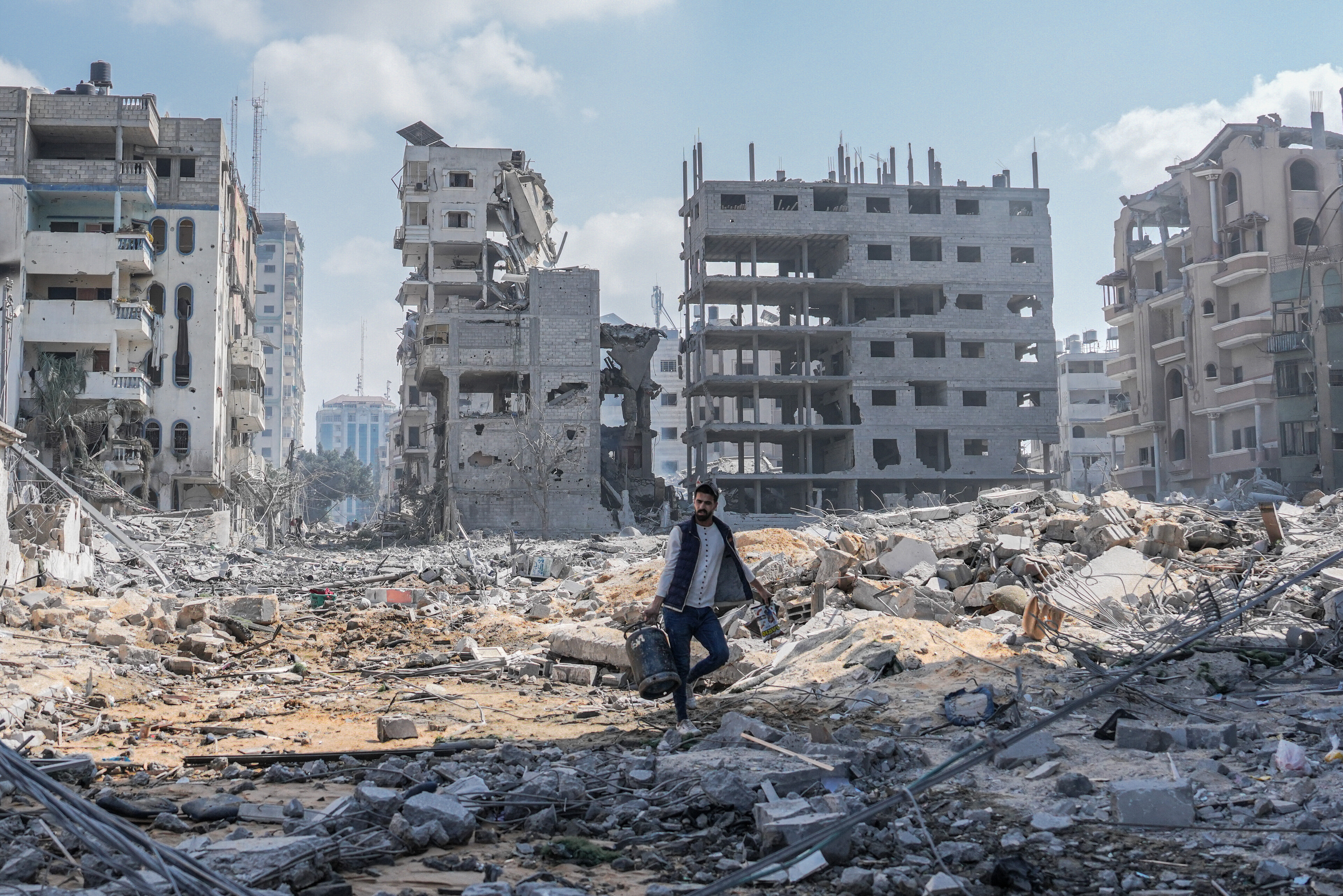 Zerstörung im Gazastreifen: Mann vor Trümmern Zerstörung im Gazastreifen: Mann vor Trümmern