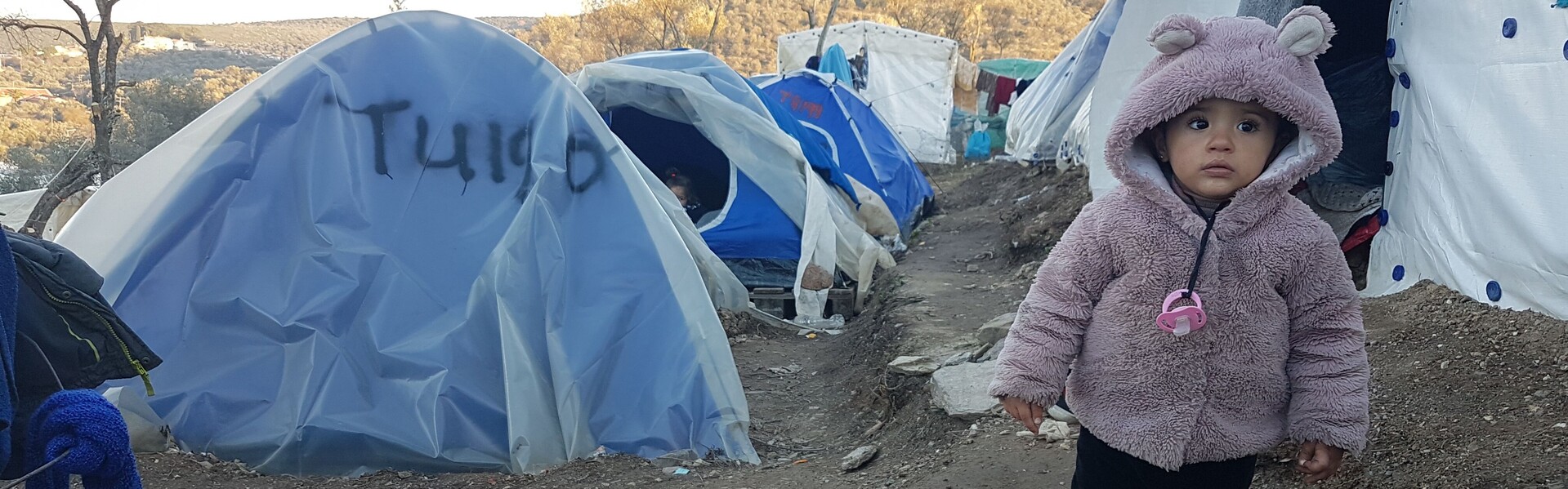 Ein Kind in einem Flüchtlingscamp auf Lesbos, Griechenland