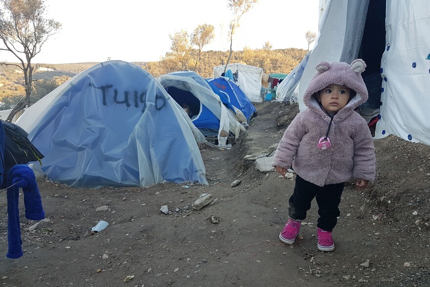 Ein Kind in einem Flüchtlingscamp auf Lesbos, Griechenland Ein Kind in einem Flüchtlingscamp auf Lesbos, Griechenland