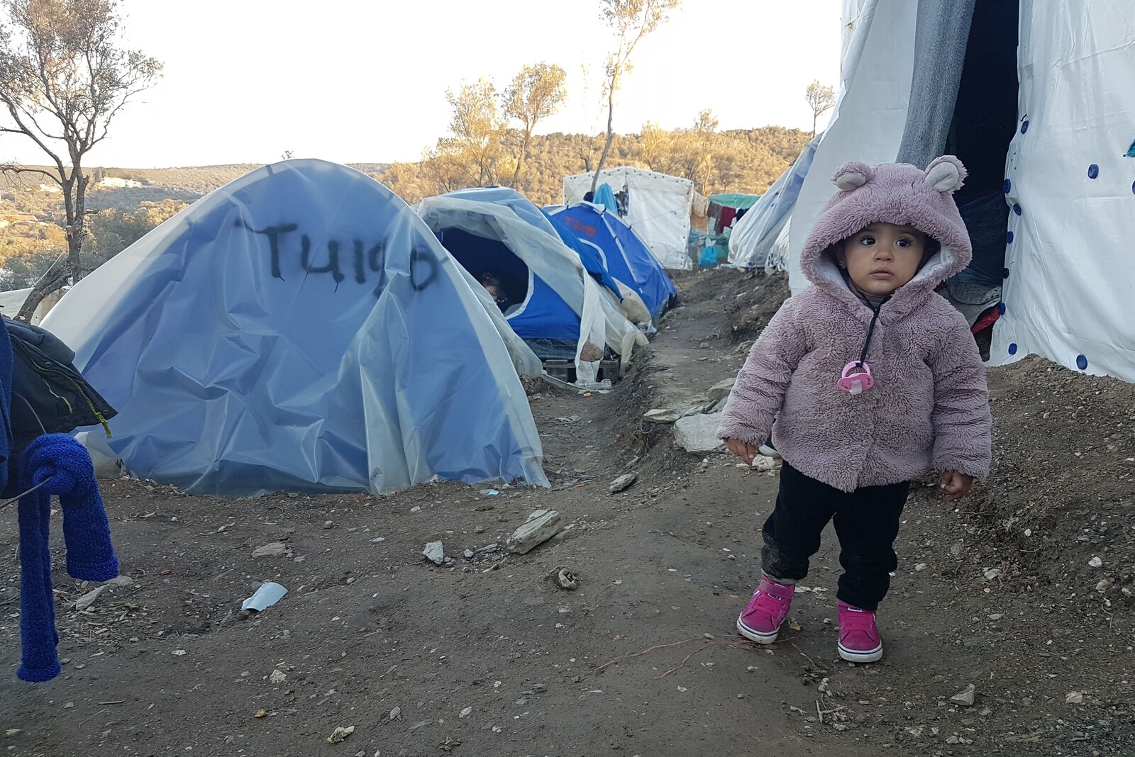 Ein Kind in einem Flüchtlingscamp auf Lesbos, Griechenland
