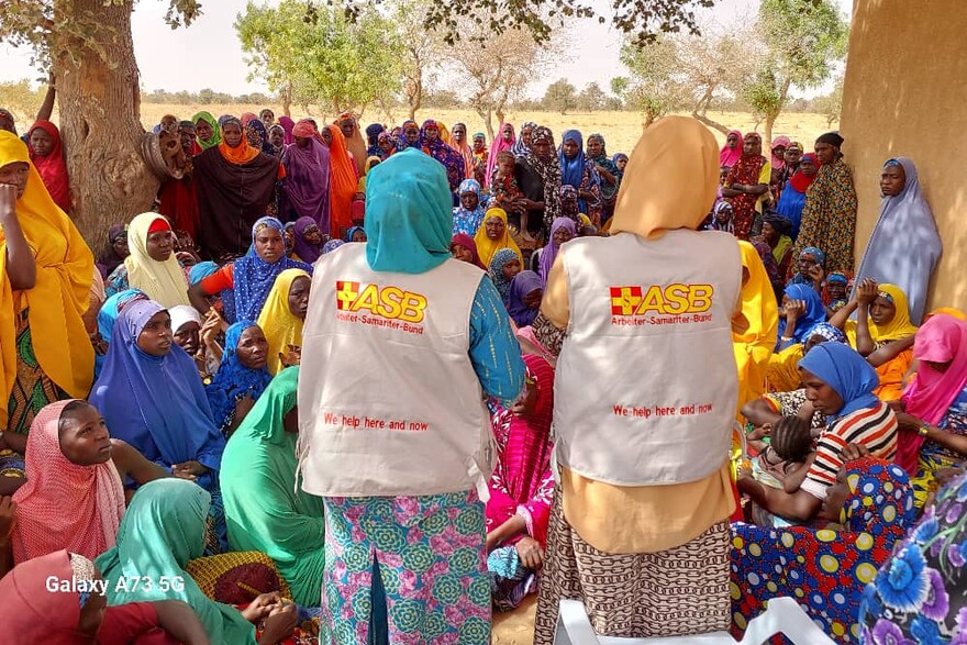 Eine Gemeinde im Westen des Niger wird von zwei Helferinnen geschult