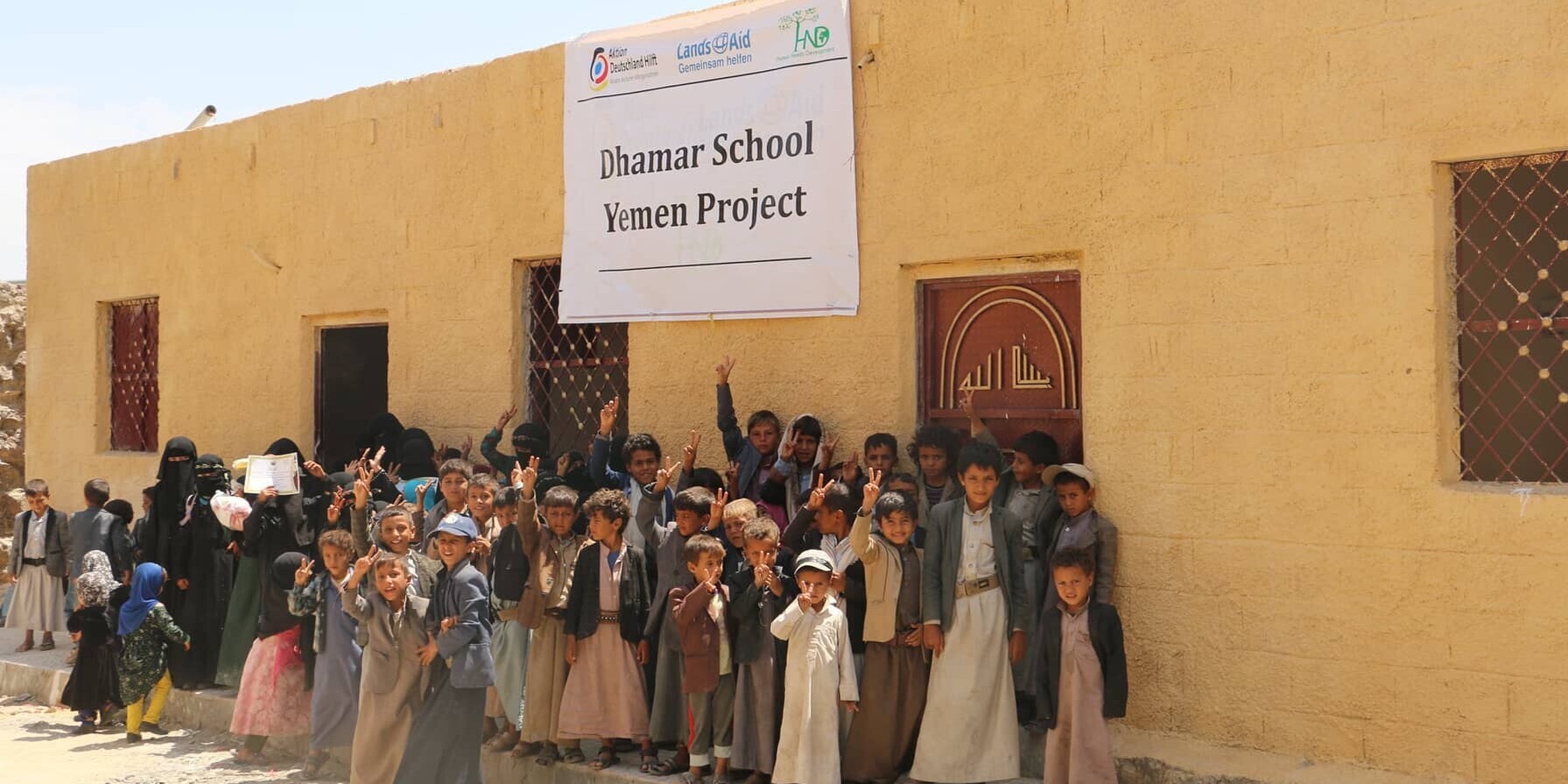 Kinder im Jemen freuen sich über ihre neuen Klassenzimmer Kinder im Jemen freuen sich über ihre neuen Klassenzimmer