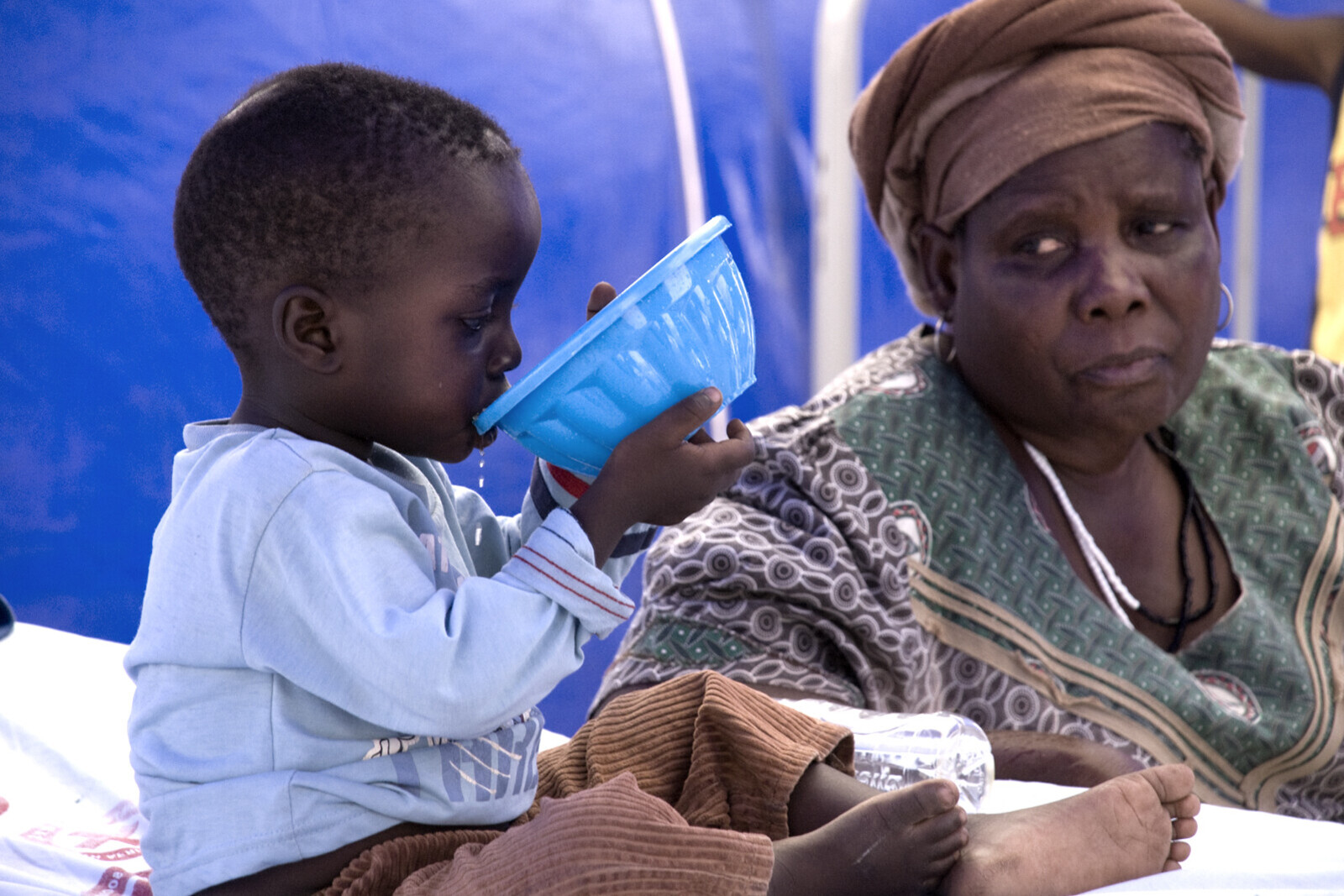 Eine Mutter und ihr Kind aus Simbabwe in einem Flüchtlingslager in Südafrika