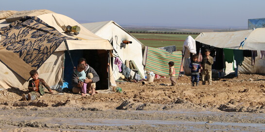 Geflüchtete Kinder harren in Zelten in einem Flüchtlingscamp im syrischen Idlib aus