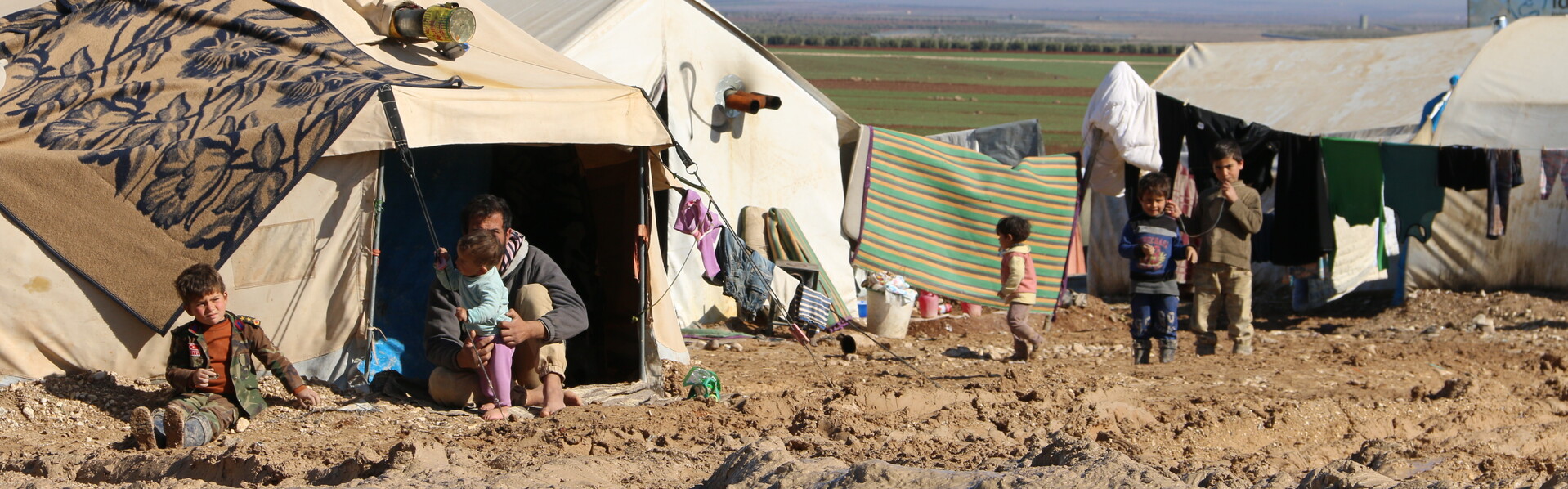 Geflüchtete Kinder harren in Zelten in einem Flüchtlingscamp im syrischen Idlib aus