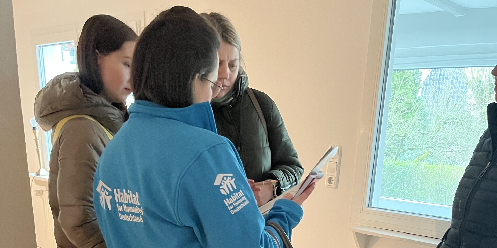 Mitarbeiterin von Habitat for Humanity vermittelt Wohnung an Geflüchtete