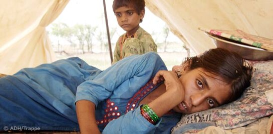 Flut Pakistan: Krankes Mädchen