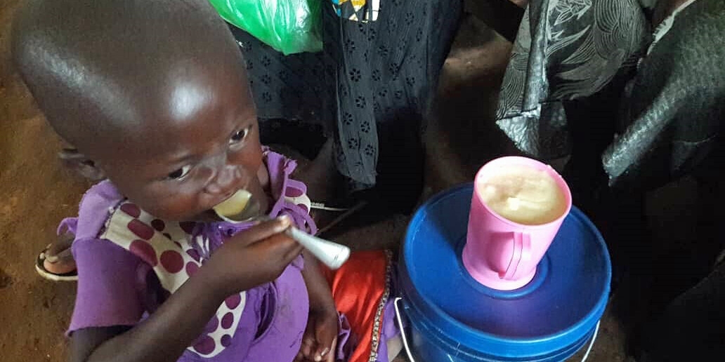 Ein kleines Mädchen erhält Notfallnahrung in einem Hilfsprojekt in der DR Kongo Ein kleines Mädchen erhält Notfallnahrung in einem Hilfsprojekt in der DR Kongo