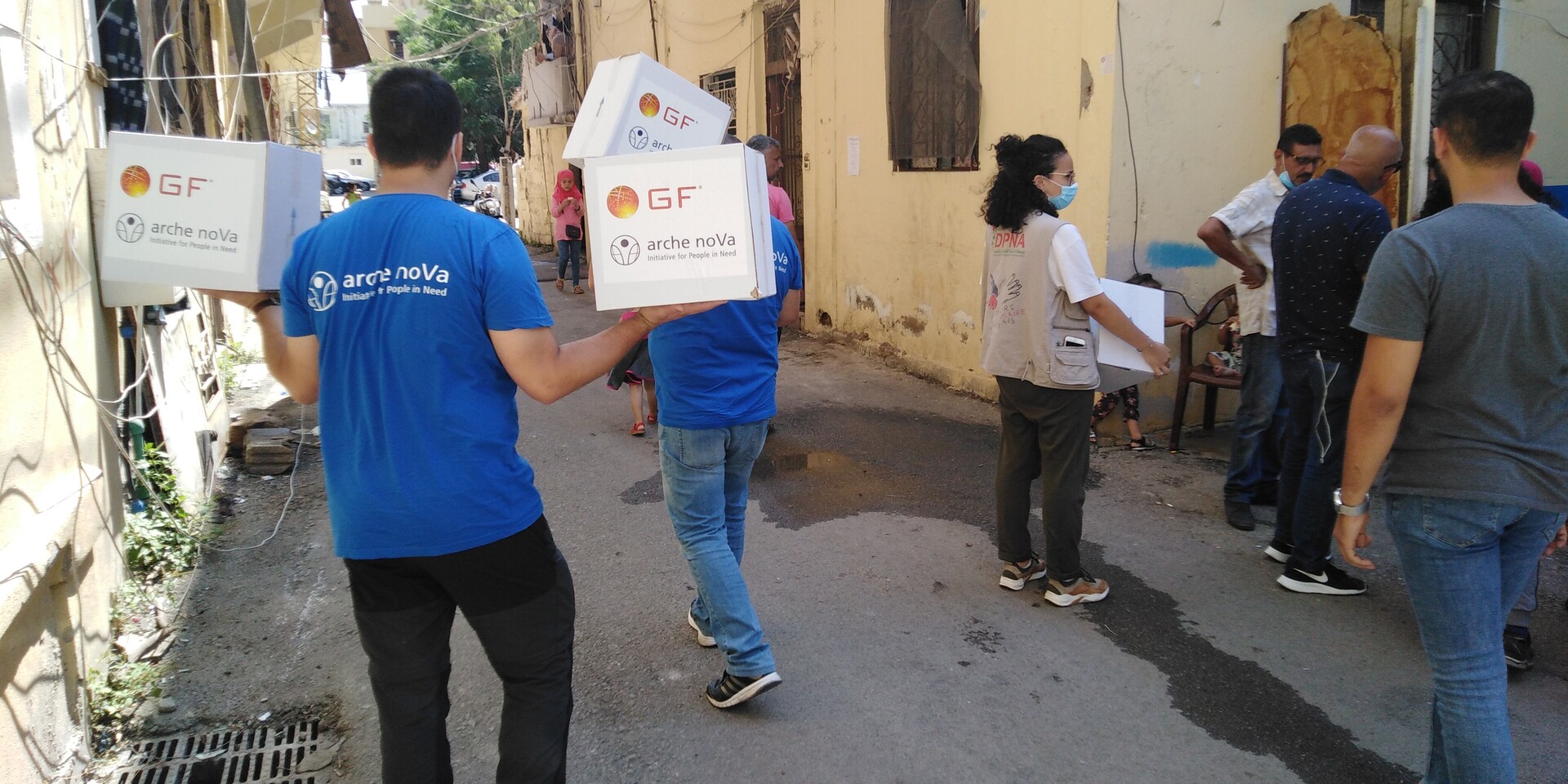 Helfer von arche noVa verteilen Hilfspakete in Beirut, Libanon Helfer von arche noVa verteilen Hilfspakete in Beirut, Libanon