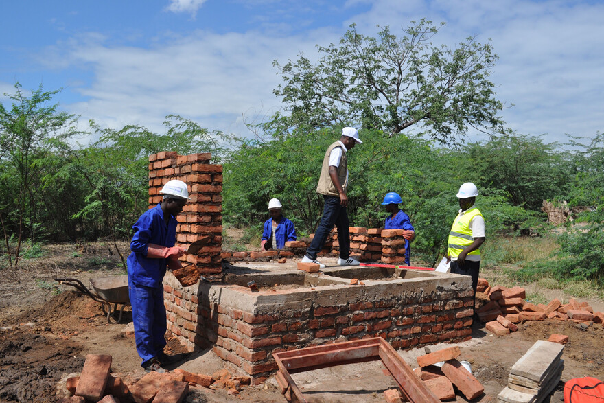 In Malawi bauen Maurer ein Haus aus langlebigen Materialien