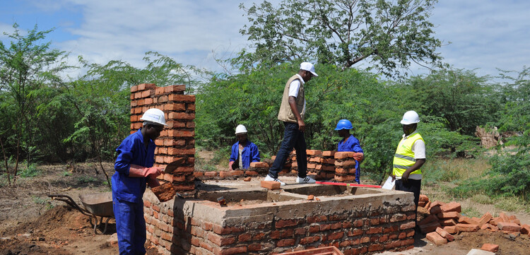 In Malawi bauen Maurer ein Haus aus langlebigen Materialien