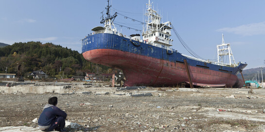 Ein Schiff ist nach dem Tsunami in Japan gestrandet