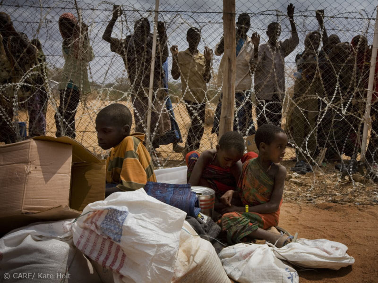 …denn es gibt nicht genug Lebensmittel für alle Flüchtlinge, viele werden nicht versorgt, viele bekommen nicht die Möglichkeit überhaupt ins Camp zu gelangen.