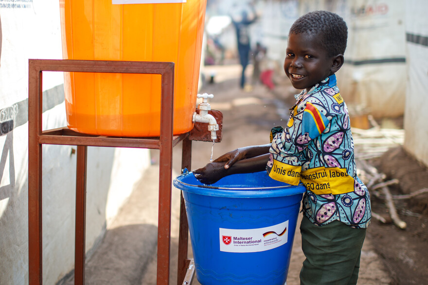 Ein Junge in der DR Kongo wäscht sich die Hände