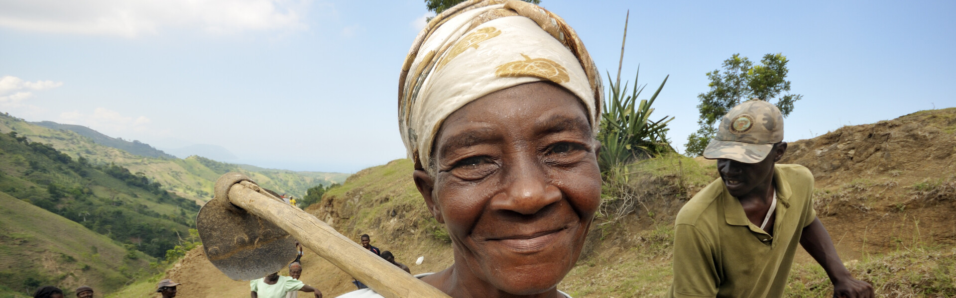 Eine Frau beim Wiederaufbau nach dem Erdbeben in Haiti 2010 (Archivbild)