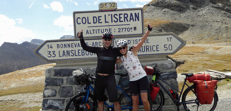 Das Paar Sarah und Johannes auf dem Col de l’Iseran
