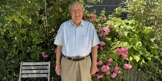 Erich Lischek steht in seinem Garten in einer hessischen Kleinstadt