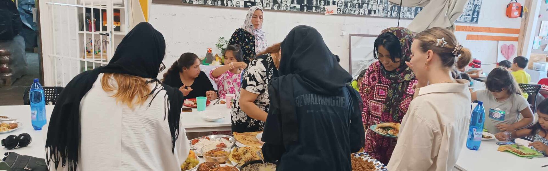 Eine Gruppe von Frauen in der Küche einer Unterkunft für Geflüchtete