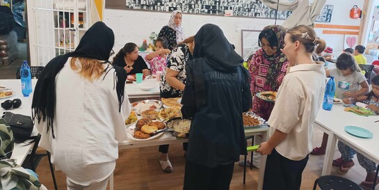 Eine Gruppe von Frauen in der Küche einer Unterkunft für Geflüchtete