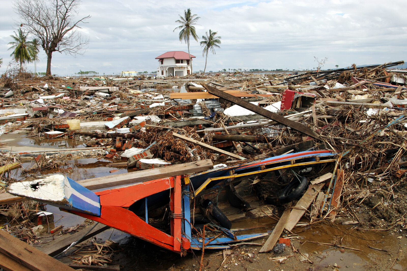 Die Zerstörung nach dem schweren Tsunami in Indonesien war verheerend, der Wiederaufbau dauerte Jahre.