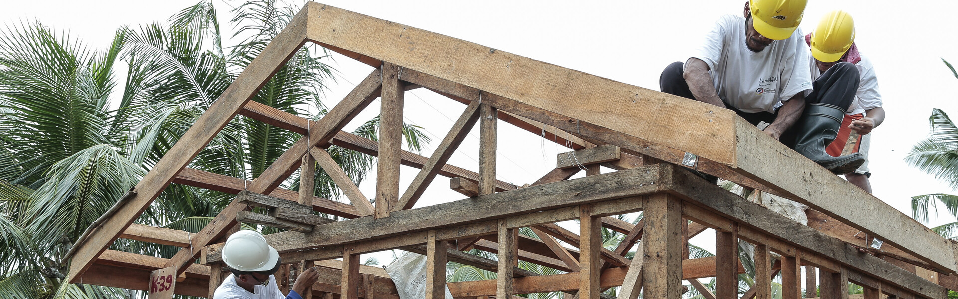 Nach dem schweren Taifun Haiyan auf den Philippinen wurden zerstörte Häuser sturmsicher wieder aufgebaut. Das hat sich bereits bewährt: Bei ähnlichen Windgeschwindigkeiten hielten diese Häuser folgenden Stürmen stand.