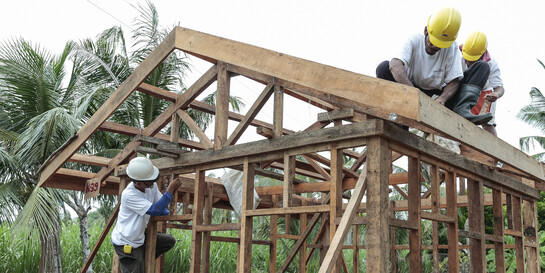 Nach dem schweren Taifun Haiyan auf den Philippinen wurden zerstörte Häuser sturmsicher wieder aufgebaut. Das hat sich bereits bewährt: Bei ähnlichen Windgeschwindigkeiten hielten diese Häuser folgenden Stürmen stand.
