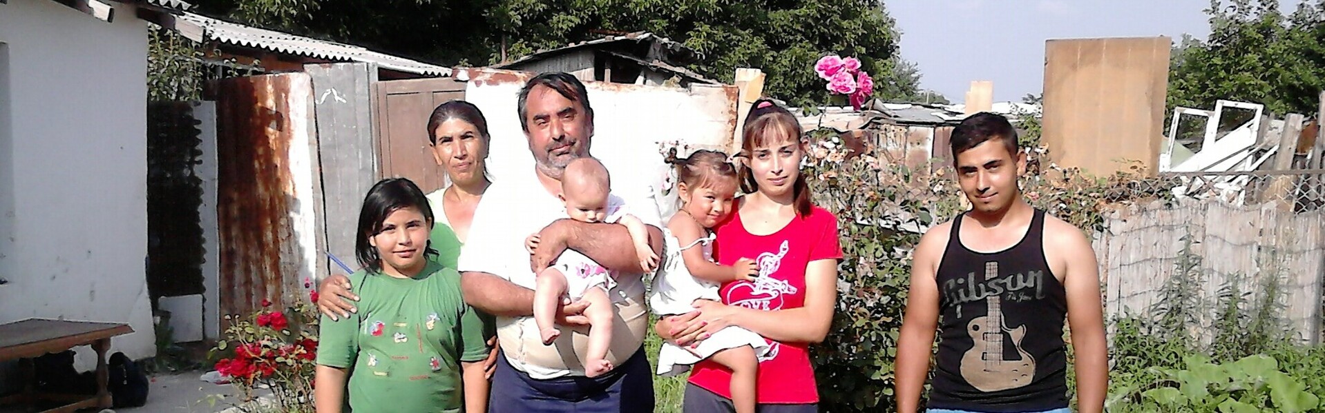 Viele Romafamilien in Albanien und Serbien - wie diese - leben in Armut