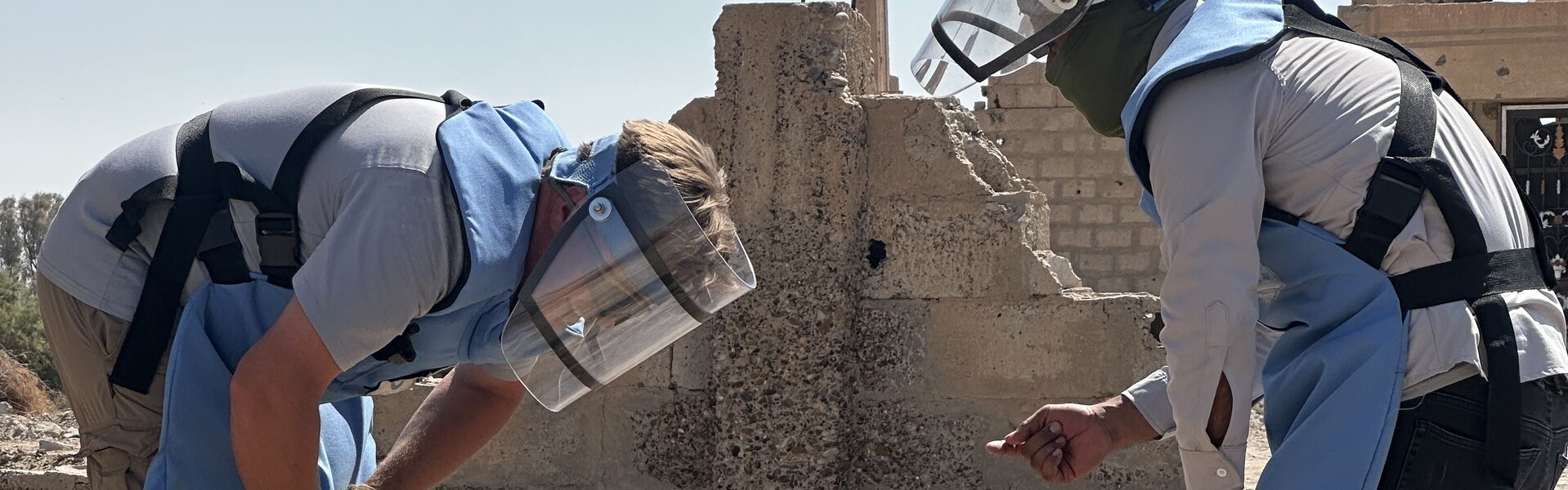 Zwei Entminer von Handicap International suchen in Syrien nach Kriegsresten Zwei Entminer von Handicap International suchen in Syrien nach Kriegsresten