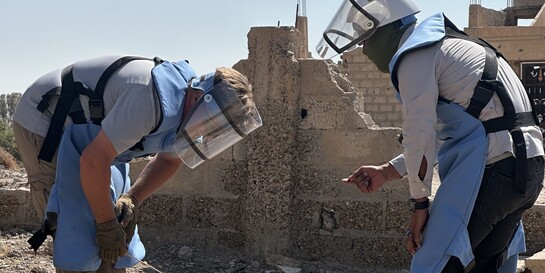 Zwei Entminer von der Organisation Handicap International suchen in Syrien nach Kriegsresten