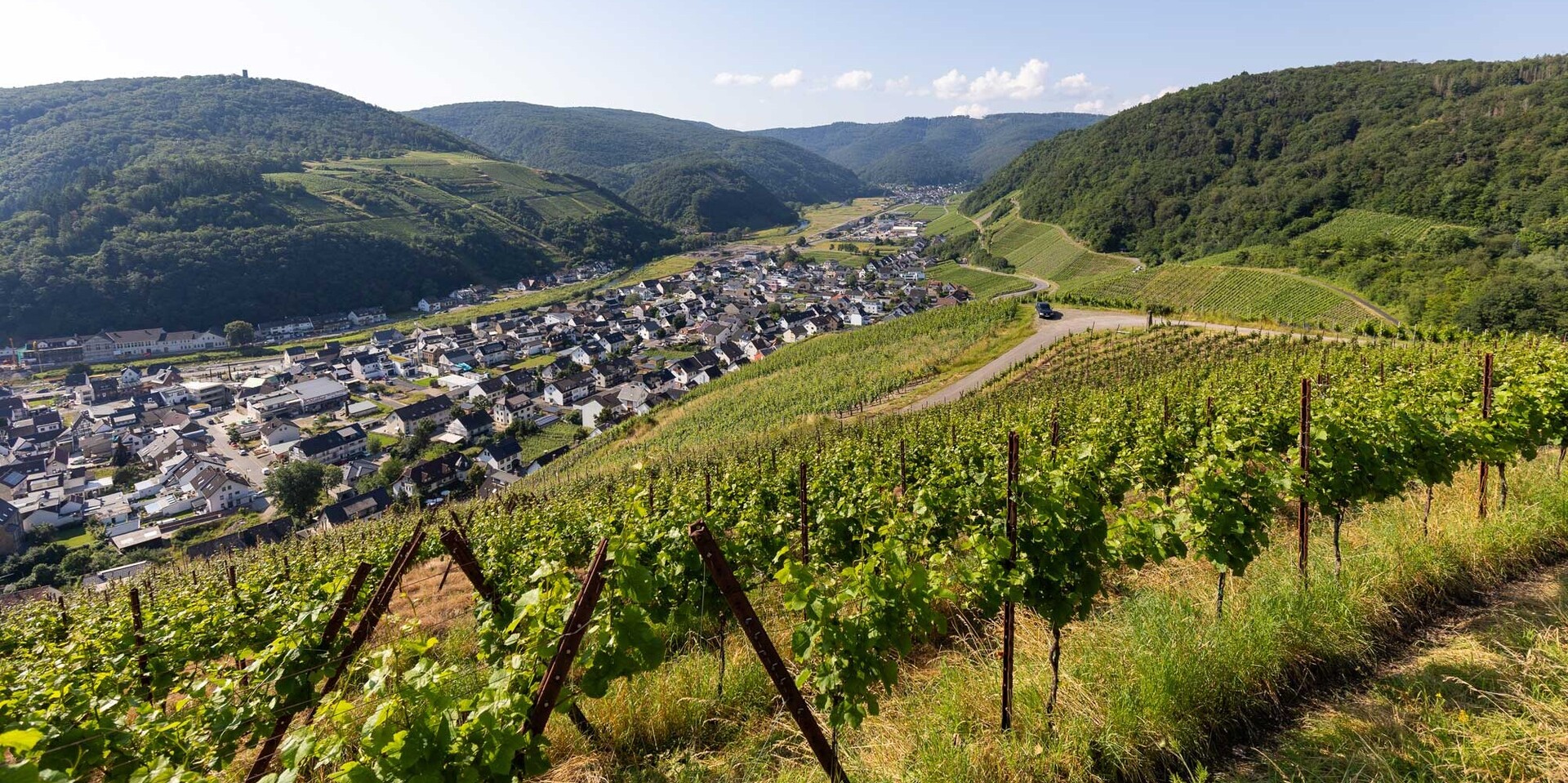 Blick über Dernau im Ahrtal drei Jahre nach der Flut