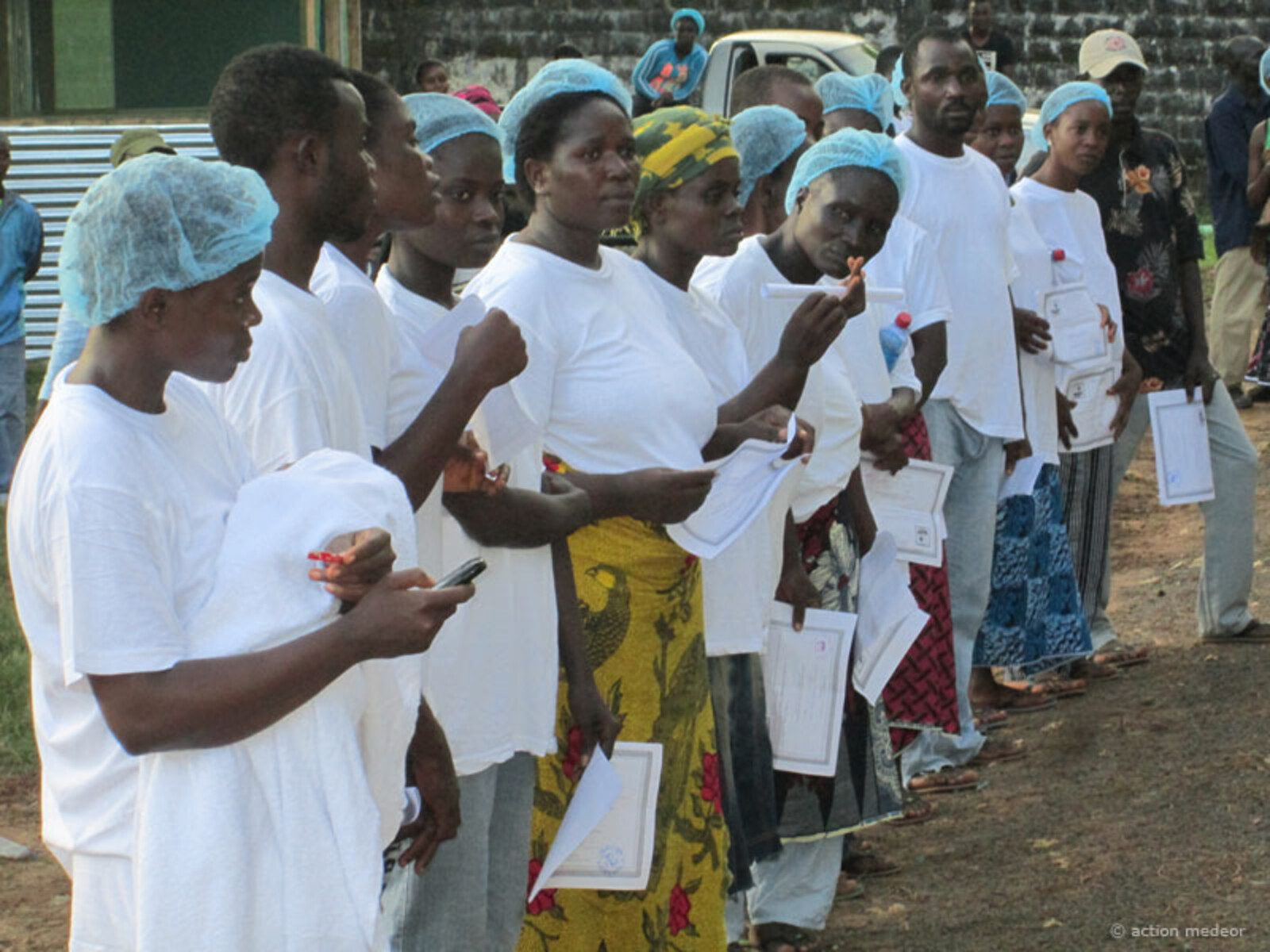 Um den Gesundheitssektor in den betroffenen Ländern zu stärken und die Behandlung der Betroffenen sicherzustellen, schulen unsere Bündnismitglieder das Gesundheitspersonal speziell für die besonderen Gefahren von Ebola.