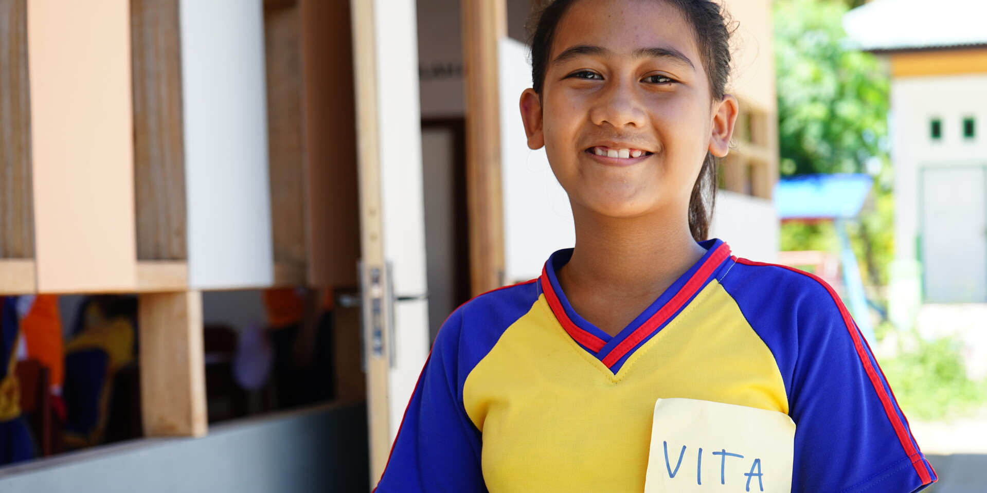 Vita vor der neuen Schule auf Sulawesi Vita vor der neuen Schule auf Sulawesi